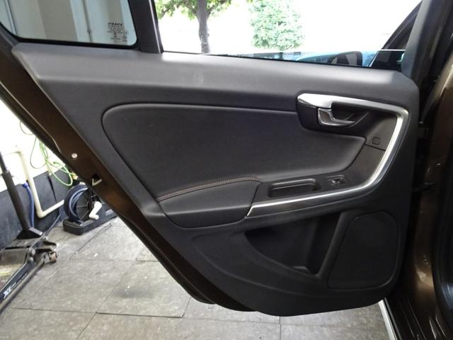 V60 クロスカントリー T5 AWD SE 下取車 記録簿 禁煙車 4WD 衝突軽減ブレーキ スペアキー ブラインドスポット レーンキープ 直列5気筒2500CCターボ アイシン製6速AT(32枚目)