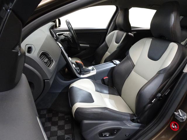 V60 クロスカントリー T5 AWD SE 下取車 記録簿 禁煙車 4WD 衝突軽減ブレーキ スペアキー ブラインドスポット レーンキープ 直列5気筒2500CCターボ アイシン製6速AT(38枚目)