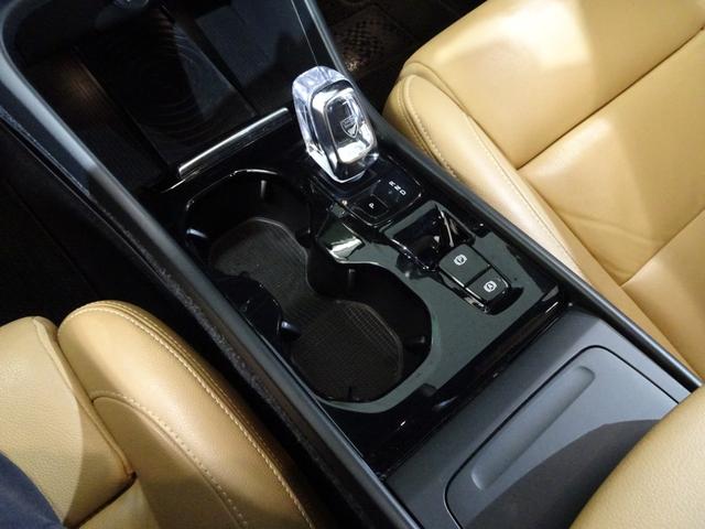 XC40 T4 AWD インスクリプション 記録簿 禁煙車 衝突軽減ブレーキ ブラインドスポット レーンキープ パイロットアシスト 直列4気筒2000CCターボ アイシン製8速AT(27枚目)