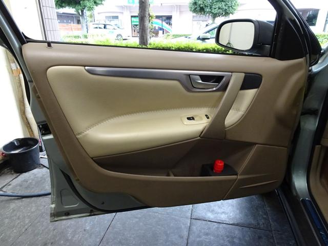 ＸＣ７０ ２．５Ｔ　２００４年モデル　記録簿　禁煙車　直列５気筒２５２０ＣＣターボ　アイシン製５速ＡＴ（ＭＴモード付）　パートタイム４ＷＤ　ガラスサンルーフ　ルーフレール　ＨＩＤ（27枚目）