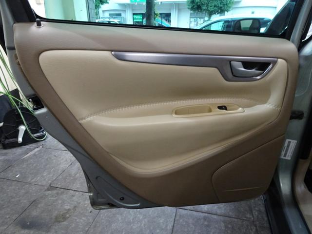 ＸＣ７０ ２．５Ｔ　２００４年モデル　記録簿　禁煙車　直列５気筒２５２０ＣＣターボ　アイシン製５速ＡＴ（ＭＴモード付）　パートタイム４ＷＤ　ガラスサンルーフ　ルーフレール　ＨＩＤ（28枚目）