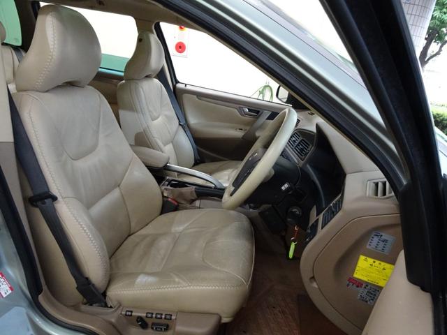 ＸＣ７０ ２．５Ｔ　２００４年モデル　記録簿　禁煙車　直列５気筒２５２０ＣＣターボ　アイシン製５速ＡＴ（ＭＴモード付）　パートタイム４ＷＤ　ガラスサンルーフ　ルーフレール　ＨＩＤ（30枚目）