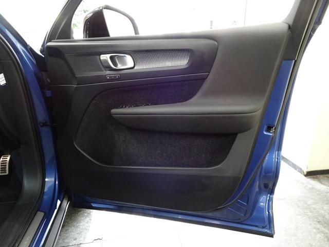 XC40 T4 AWD Rデザイン 記録簿 禁煙車 評価点4.5点 衝突軽減ブレーキ ブラインドスポット(BLIS) レーンキープ パイロットアシスト 直列4気筒2000CCターボ アイシン製8速AT カープレイ(27枚目)