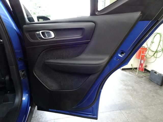 XC40 T4 AWD Rデザイン 記録簿 禁煙車 評価点4.5点 衝突軽減ブレーキ ブラインドスポット(BLIS) レーンキープ パイロットアシスト 直列4気筒2000CCターボ アイシン製8速AT カープレイ(28枚目)