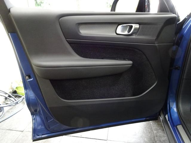 XC40 T4 AWD Rデザイン 記録簿 禁煙車 評価点4.5点 衝突軽減ブレーキ ブラインドスポット(BLIS) レーンキープ パイロットアシスト 直列4気筒2000CCターボ アイシン製8速AT カープレイ(29枚目)