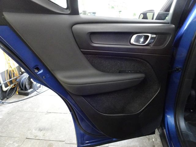 XC40 T4 AWD Rデザイン 記録簿 禁煙車 評価点4.5点 衝突軽減ブレーキ ブラインドスポット(BLIS) レーンキープ パイロットアシスト 直列4気筒2000CCターボ アイシン製8速AT カープレイ(30枚目)