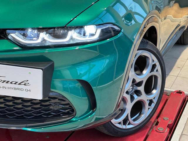 トナーレ プラグインハイブリッドＱ４　ヴェローチェ　アダプティブクルーズコントロール　衝突軽減ブレーキ　レーンキープアシスト　ブラックレザー　純正ナビ　全周囲カメラ　Ｃａｒｐｌａｙ　ｈａｒｍａｎ／ｃａｒｄｏｎ　純正２０インチＡＷ　当店デモカー（4枚目）