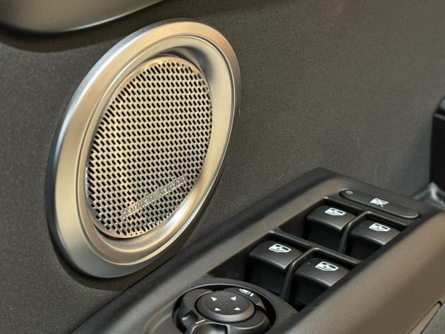 トナーレ プラグインハイブリッドＱ４　ヴェローチェ　アダプティブクルーズコントロール　衝突軽減ブレーキ　レーンキープアシスト　ブラックレザー　純正ナビ　全周囲カメラ　Ｃａｒｐｌａｙ　ｈａｒｍａｎ／ｃａｒｄｏｎ　純正２０インチＡＷ　当店デモカー（12枚目）