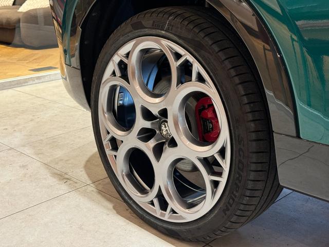トナーレ プラグインハイブリッドＱ４　ヴェローチェ　アダプティブクルーズコントロール　衝突軽減ブレーキ　レーンキープアシスト　ブラックレザー　純正ナビ　全周囲カメラ　Ｃａｒｐｌａｙ　ｈａｒｍａｎ／ｃａｒｄｏｎ　純正２０インチＡＷ　当店デモカー（24枚目）