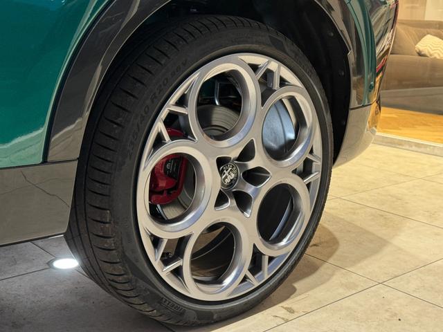 トナーレ プラグインハイブリッドＱ４　ヴェローチェ　アダプティブクルーズコントロール　衝突軽減ブレーキ　レーンキープアシスト　ブラックレザー　純正ナビ　全周囲カメラ　Ｃａｒｐｌａｙ　ｈａｒｍａｎ／ｃａｒｄｏｎ　純正２０インチＡＷ　当店デモカー（27枚目）