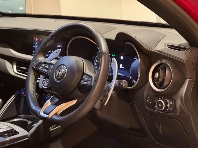 ステルヴィオ ２．０ターボ　Ｑ４ヴェローチェ　アダプティブクルーズコントロール　衝突軽減ブレーキ　レーンキープアシスト　黒革シート　純正ナビ　バックカメラ　Ｃａｒｐｌａｙ　Ｆシートヒーター　パワーバックドア　純正２１インチアルミ　現行モデル（17枚目）