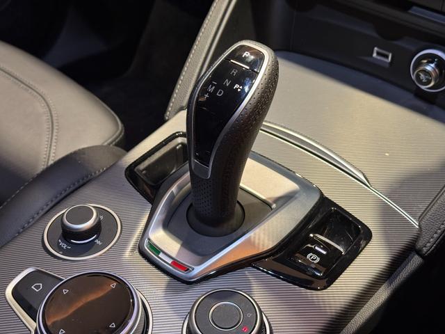 ステルヴィオ ２．０ターボ　Ｑ４ヴェローチェ　アダプティブクルーズコントロール　衝突軽減ブレーキ　レーンキープアシスト　黒革シート　純正ナビ　バックカメラ　Ｃａｒｐｌａｙ　Ｆシートヒーター　パワーバックドア　純正２１インチアルミ　現行モデル（18枚目）