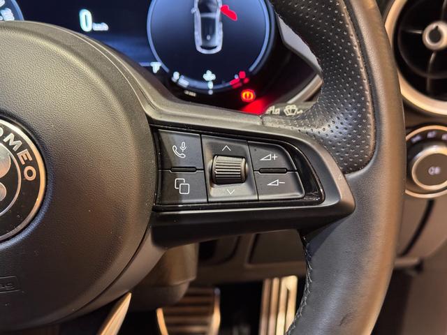 ステルヴィオ ２．０ターボ　Ｑ４ヴェローチェ　アダプティブクルーズコントロール　衝突軽減ブレーキ　レーンキープアシスト　黒革シート　純正ナビ　バックカメラ　Ｃａｒｐｌａｙ　Ｆシートヒーター　パワーバックドア　純正２１インチアルミ　現行モデル（33枚目）
