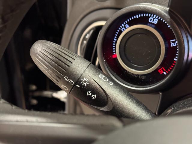 アバルト５９５ Ｆ５９５　当店デモカー　左ハンドル　５速ＭＴ　Ｃａｒｐｌａｙ　Ｂｌｕｅｔｏｏｔｈ　リアパークセンサー　純正１７インチアルミ　新車保証継承（27枚目）