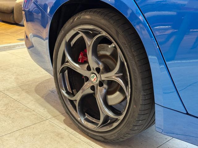 ジュリア ヴェローチェ　アダプティブクルーズコントロール　レーンキープアシスト　衝突軽減ブレーキ　純正ナビ　Ｂカメラ　Ｃａｒｐｌａｙ　黒革シート　シートヒーター　クリアランスソナー　キセノン　純正１９インチアルミ（25枚目）
