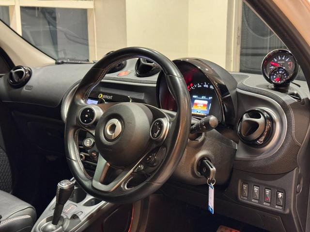 スマートフォーフォー ＢＲＡＢＵＳ　エクスクルーシブ　クルーズコントロール　レーンキープアシスト　ガラスルーフ　黒革シート　社外ナビ　バックカメラ　Ｂｌｕｅｔｏｏｔｈ　リアパークセンサー　純正１７インチアルミ（15枚目）