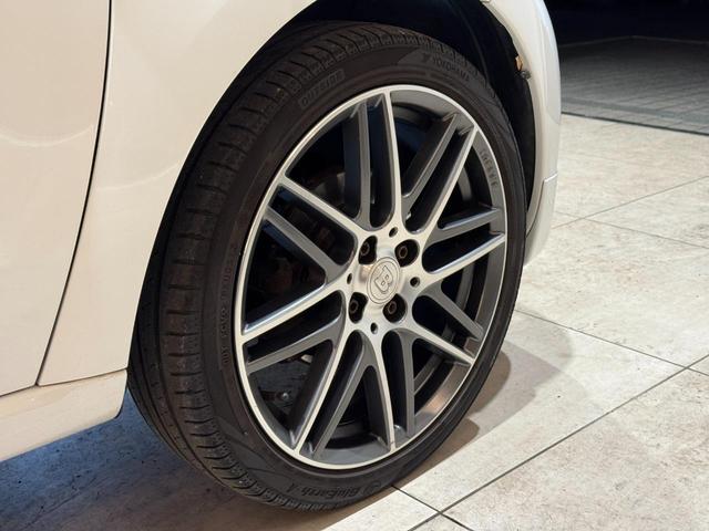スマートフォーフォー ＢＲＡＢＵＳ　エクスクルーシブ　クルーズコントロール　レーンキープアシスト　ガラスルーフ　黒革シート　社外ナビ　バックカメラ　Ｂｌｕｅｔｏｏｔｈ　リアパークセンサー　純正１７インチアルミ（22枚目）