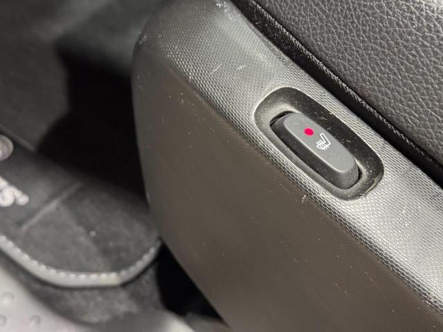 スマートフォーフォー ＢＲＡＢＵＳ　エクスクルーシブ　クルーズコントロール　レーンキープアシスト　ガラスルーフ　黒革シート　社外ナビ　バックカメラ　Ｂｌｕｅｔｏｏｔｈ　リアパークセンサー　純正１７インチアルミ（33枚目）