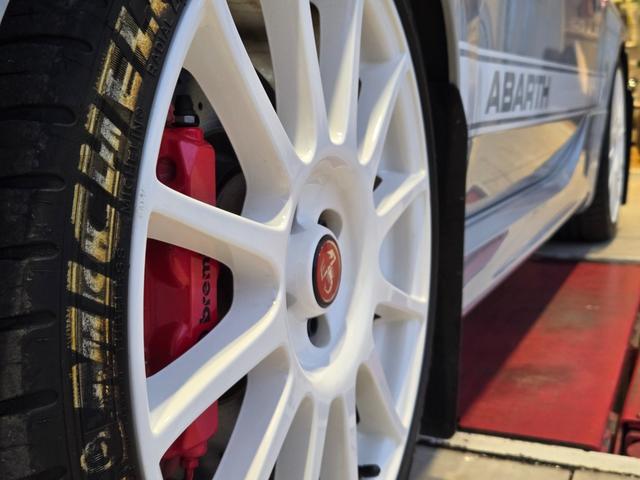 アバルト５９５Ｃ エッセエッセ　４５台限定車　ｂｒｅｍｂｏキャリパー　ＡＫＲＡＰＯＶＩＣマフラー　Ｃａｒｐｌａｙ　デジタルインナーミラー　リアパークセンサー　純正１７インチアルミ（23枚目）