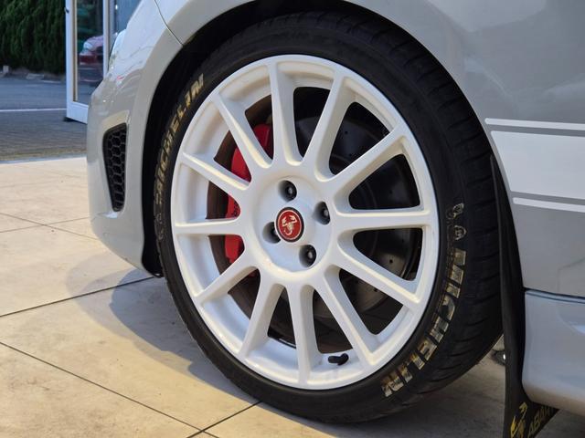 アバルト５９５Ｃ エッセエッセ　４５台限定車　ｂｒｅｍｂｏキャリパー　ＡＫＲＡＰＯＶＩＣマフラー　Ｃａｒｐｌａｙ　デジタルインナーミラー　リアパークセンサー　純正１７インチアルミ（24枚目）