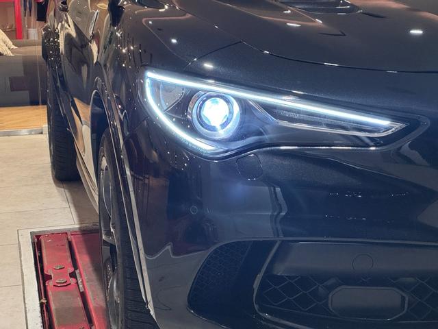 ステルヴィオ クアドリフォリオ アダプティブクルーズコントロール レーンキープアシスト 衝突軽軽減ブレーキ Carplay バックカメラ 前後ドラレコ ETC HID 純正20インチアルミ ワンオーナー(4枚目)