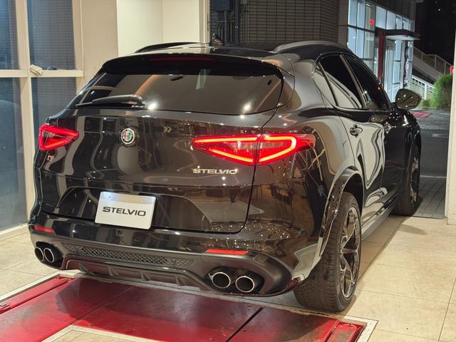 ステルヴィオ クアドリフォリオ アダプティブクルーズコントロール レーンキープアシスト 衝突軽軽減ブレーキ Carplay バックカメラ 前後ドラレコ ETC HID 純正20インチアルミ ワンオーナー(5枚目)