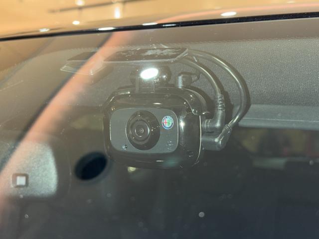 ステルヴィオ クアドリフォリオ アダプティブクルーズコントロール レーンキープアシスト 衝突軽軽減ブレーキ Carplay バックカメラ 前後ドラレコ ETC HID 純正20インチアルミ ワンオーナー(7枚目)