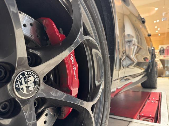 ステルヴィオ クアドリフォリオ アダプティブクルーズコントロール レーンキープアシスト 衝突軽軽減ブレーキ Carplay バックカメラ 前後ドラレコ ETC HID 純正20インチアルミ ワンオーナー(25枚目)