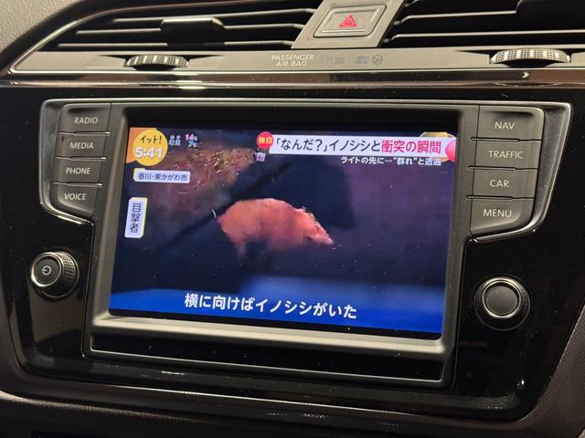 ゴルフトゥーラン ＴＳＩ　Ｒライン　ＡＣＣ　レーンキープアシスト　衝突軽減ブレーキ　純正ナビ　バックカメラ　Ｂｌｕｅｔｏｏｔｈ　ＥＴＣ　ＬＥＤヘッドライト　純正１７インチアルミ（9枚目）