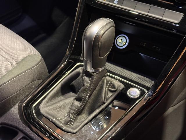 ゴルフトゥーラン ＴＳＩ　Ｒライン　ＡＣＣ　レーンキープアシスト　衝突軽減ブレーキ　純正ナビ　バックカメラ　Ｂｌｕｅｔｏｏｔｈ　ＥＴＣ　ＬＥＤヘッドライト　純正１７インチアルミ（15枚目）