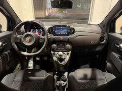 運転のしやすさも、操作のしやすさも、視認性も、快適性も、すべて考え抜かれたレイアウトが特徴のインテリア。しかも、車室空間が広々なので、すべての席が足元ゆったりです 5