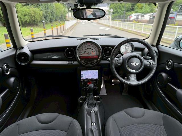 ＭＩＮＩ クーパーＳ　クラブマン　禁煙車／社外ナビ（・バックモニター・Ｂｌｕｅｔｏｏｔｈ・ＴＶ）／障害物センサー／ブラックキセノンヘッドライト／１６インチブラックアルミホイール／ドライブレコーダー／ＥＴＣ／・取説・記録簿・スペアキー有（7枚目）