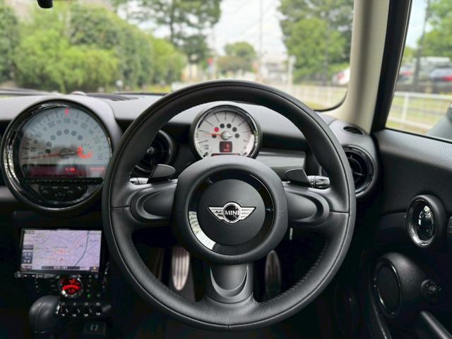 ＭＩＮＩ クーパーＳ　クラブマン　禁煙車／社外ナビ（・バックモニター・Ｂｌｕｅｔｏｏｔｈ・ＴＶ）／障害物センサー／ブラックキセノンヘッドライト／１６インチブラックアルミホイール／ドライブレコーダー／ＥＴＣ／・取説・記録簿・スペアキー有（8枚目）