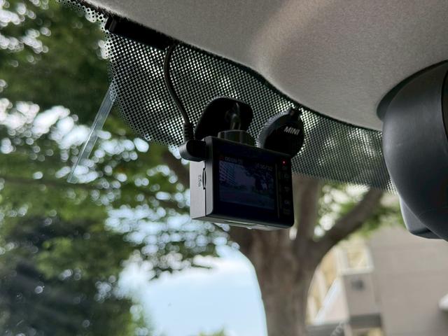ＭＩＮＩ クーパーＳ　クラブマン　禁煙車／社外ナビ（・バックモニター・Ｂｌｕｅｔｏｏｔｈ・ＴＶ）／障害物センサー／ブラックキセノンヘッドライト／１６インチブラックアルミホイール／ドライブレコーダー／ＥＴＣ／・取説・記録簿・スペアキー有（9枚目）