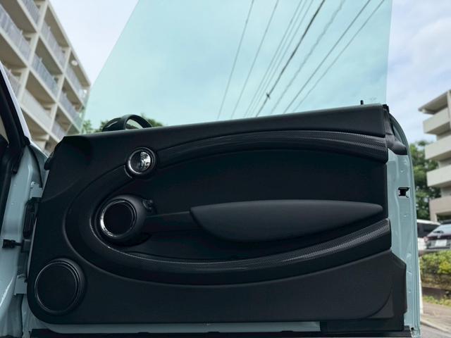 ＭＩＮＩ クーパーＳ　クラブマン　禁煙車／社外ナビ（・バックモニター・Ｂｌｕｅｔｏｏｔｈ・ＴＶ）／障害物センサー／ブラックキセノンヘッドライト／１６インチブラックアルミホイール／ドライブレコーダー／ＥＴＣ／・取説・記録簿・スペアキー有（14枚目）