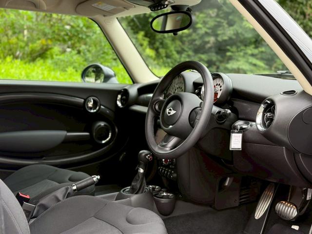 ＭＩＮＩ クーパーＳ　クラブマン　禁煙車／社外ナビ（・バックモニター・Ｂｌｕｅｔｏｏｔｈ・ＴＶ）／障害物センサー／ブラックキセノンヘッドライト／１６インチブラックアルミホイール／ドライブレコーダー／ＥＴＣ／・取説・記録簿・スペアキー有（15枚目）