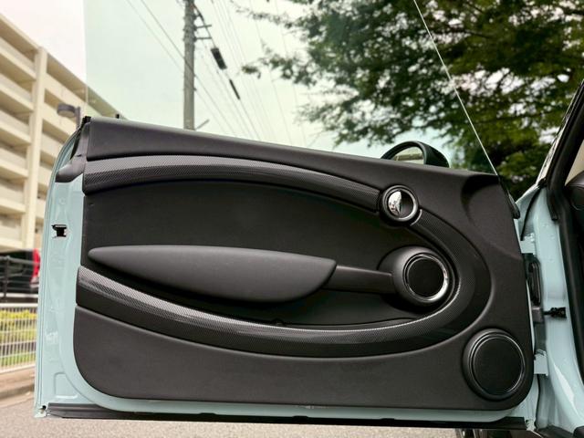 ＭＩＮＩ クーパーＳ　クラブマン　禁煙車／社外ナビ（・バックモニター・Ｂｌｕｅｔｏｏｔｈ・ＴＶ）／障害物センサー／ブラックキセノンヘッドライト／１６インチブラックアルミホイール／ドライブレコーダー／ＥＴＣ／・取説・記録簿・スペアキー有（17枚目）