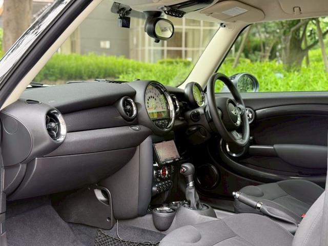 ＭＩＮＩ クーパーＳ　クラブマン　禁煙車／社外ナビ（・バックモニター・Ｂｌｕｅｔｏｏｔｈ・ＴＶ）／障害物センサー／ブラックキセノンヘッドライト／１６インチブラックアルミホイール／ドライブレコーダー／ＥＴＣ／・取説・記録簿・スペアキー有（18枚目）