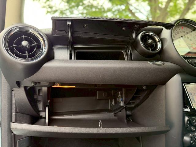 ＭＩＮＩ クーパーＳ　クラブマン　禁煙車／社外ナビ（・バックモニター・Ｂｌｕｅｔｏｏｔｈ・ＴＶ）／障害物センサー／ブラックキセノンヘッドライト／１６インチブラックアルミホイール／ドライブレコーダー／ＥＴＣ／・取説・記録簿・スペアキー有（19枚目）