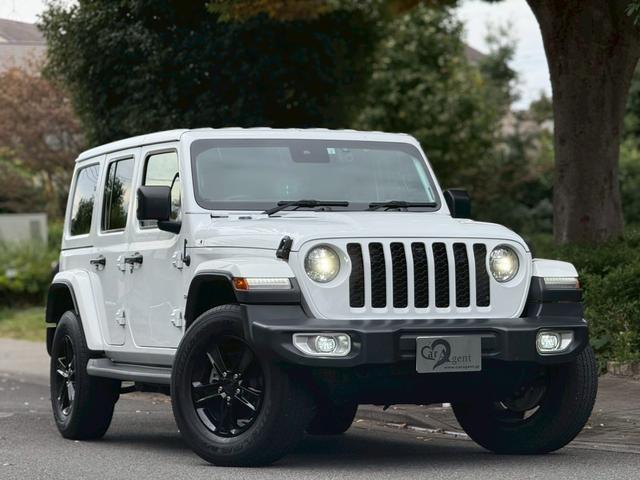 ジープ・ラングラーアンリミテッド サハラ ワンオーナー/禁煙車/ホイール付きスタッドレスタイヤ有/グロスブラック18AW/レザシート/LEDヘッドライト/バックカメラ/ショートアンテナ/Apple CarPlay対応(3枚目)