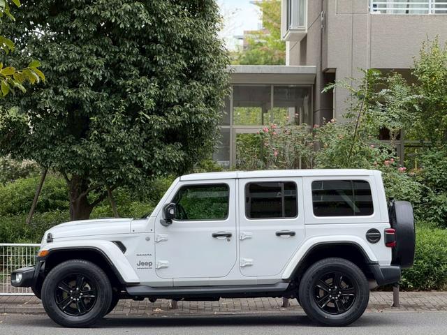ジープ・ラングラーアンリミテッド サハラ ワンオーナー/禁煙車/ホイール付きスタッドレスタイヤ有/グロスブラック18AW/レザシート/LEDヘッドライト/バックカメラ/ショートアンテナ/Apple CarPlay対応(4枚目)