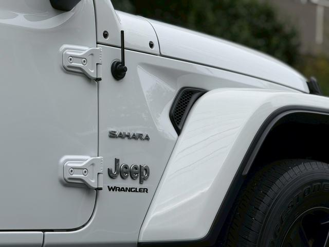 ジープ・ラングラーアンリミテッド サハラ ワンオーナー/禁煙車/ホイール付きスタッドレスタイヤ有/グロスブラック18AW/レザシート/LEDヘッドライト/バックカメラ/ショートアンテナ/Apple CarPlay対応(7枚目)