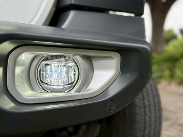 ジープ・ラングラーアンリミテッド サハラ ワンオーナー/禁煙車/ホイール付きスタッドレスタイヤ有/グロスブラック18AW/レザシート/LEDヘッドライト/バックカメラ/ショートアンテナ/Apple CarPlay対応(9枚目)