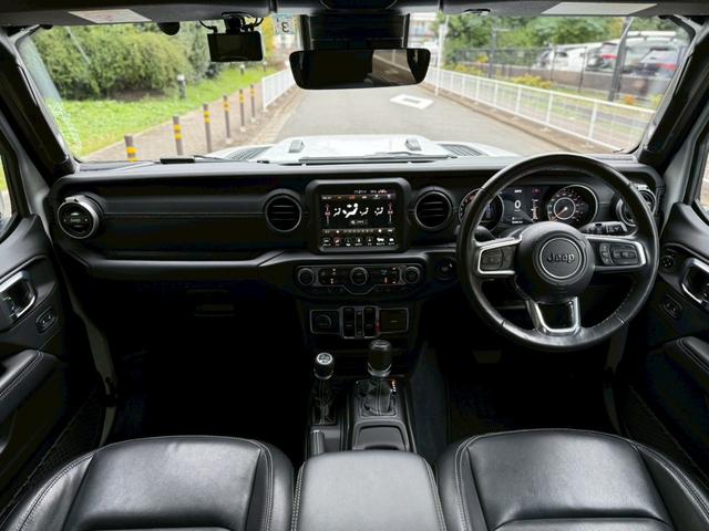 ジープ・ラングラーアンリミテッド サハラ ワンオーナー/禁煙車/ホイール付きスタッドレスタイヤ有/グロスブラック18AW/レザシート/LEDヘッドライト/バックカメラ/ショートアンテナ/Apple CarPlay対応(11枚目)