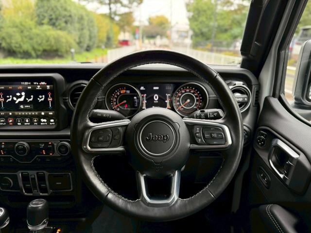 ジープ・ラングラーアンリミテッド サハラ ワンオーナー/禁煙車/ホイール付きスタッドレスタイヤ有/グロスブラック18AW/レザシート/LEDヘッドライト/バックカメラ/ショートアンテナ/Apple CarPlay対応(12枚目)