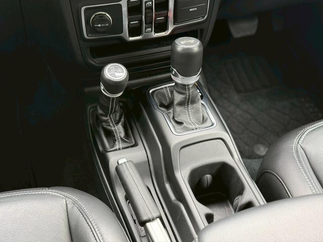 ジープ・ラングラーアンリミテッド サハラ ワンオーナー/禁煙車/ホイール付きスタッドレスタイヤ有/グロスブラック18AW/レザシート/LEDヘッドライト/バックカメラ/ショートアンテナ/Apple CarPlay対応(14枚目)