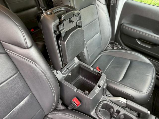 ジープ・ラングラーアンリミテッド サハラ ワンオーナー/禁煙車/ホイール付きスタッドレスタイヤ有/グロスブラック18AW/レザシート/LEDヘッドライト/バックカメラ/ショートアンテナ/Apple CarPlay対応(15枚目)