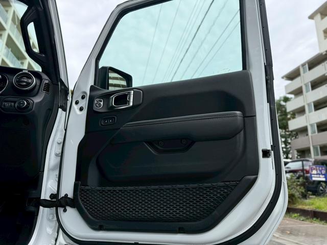 ジープ・ラングラーアンリミテッド サハラ ワンオーナー/禁煙車/ホイール付きスタッドレスタイヤ有/グロスブラック18AW/レザシート/LEDヘッドライト/バックカメラ/ショートアンテナ/Apple CarPlay対応(19枚目)