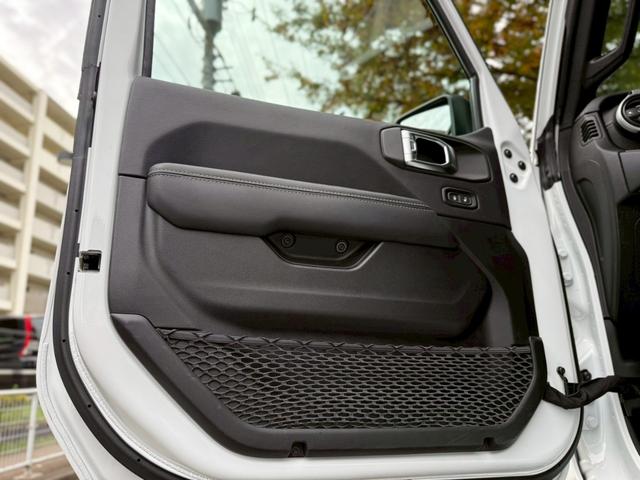 ジープ・ラングラーアンリミテッド サハラ ワンオーナー/禁煙車/ホイール付きスタッドレスタイヤ有/グロスブラック18AW/レザシート/LEDヘッドライト/バックカメラ/ショートアンテナ/Apple CarPlay対応(20枚目)