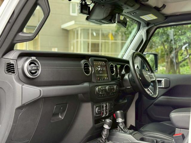 ジープ・ラングラーアンリミテッド サハラ ワンオーナー/禁煙車/ホイール付きスタッドレスタイヤ有/グロスブラック18AW/レザシート/LEDヘッドライト/バックカメラ/ショートアンテナ/Apple CarPlay対応(21枚目)